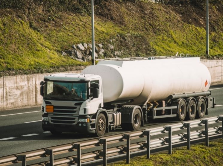 caminhão tanque na estrada