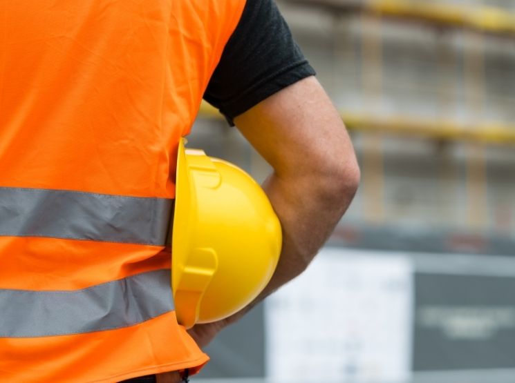 funcionário com equipamentos de proteção individual